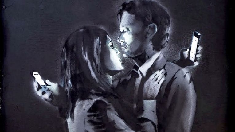 Em geral, a distância entre o indivíduo e seu dispositivo eletrônico é diametralmente oposta a distância entre o indivíduo e seus afetos