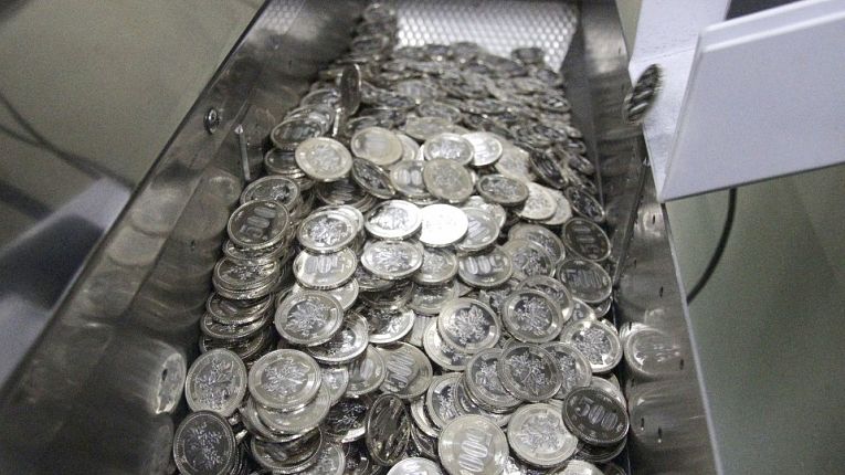 Taxas cobradas aso clientes vão de JP¥ 550,00 a mais de JP¥ 1.100,00 por operação bancárias utilizando moedas
