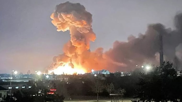 Ataque de mísseis russos de cruzeiro de alta precisão em aeroporto militar em Kiev, capital da Ucrânia na manhã de quinta-feira, 24 de fevereiro de 2022