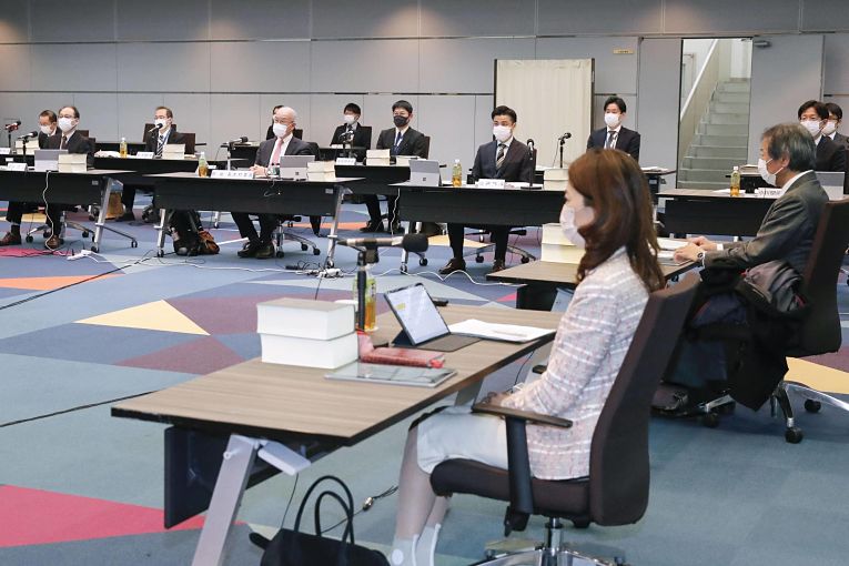 Parlamentares membros do Conselho Legislativo de Justiça do Japão em sessão 