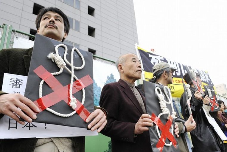 Ativistas dos direitos humanos realizam ato em frente a Dieta pela abolição da pena de morte no Japão. Foto por Yoshikazu Tsuno, AFP, Getty Images)