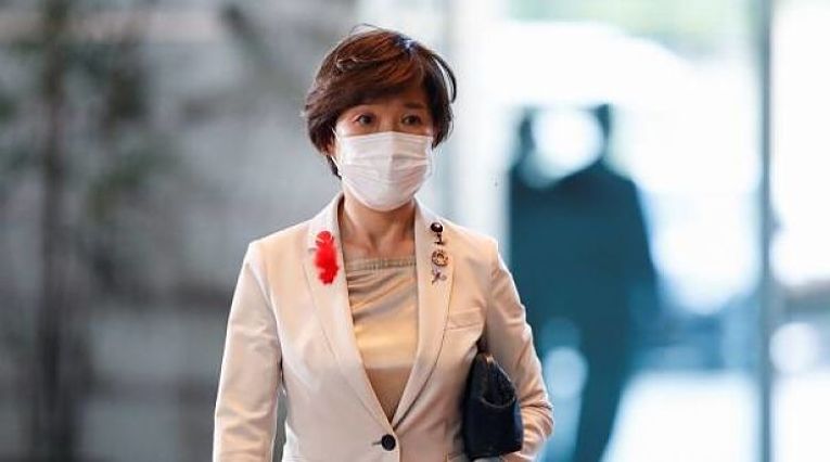 Ministra responsável pela campanha nacional de vacinação contra COVID-19, Noriko Horiuchi, fará parte do gabinete do primeiro-ministro Fumio Kishida, liberando o Ministro Taro Kono da função de coordenar a imunização após críticas da oposição e da opinião pública