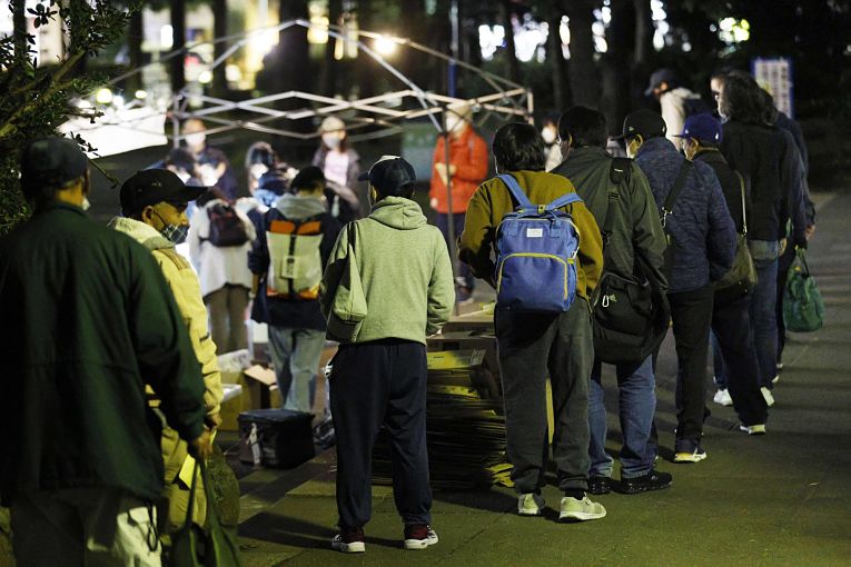 Em geral, grupos organizados da sociedade civil para prestar assistência a pessoas em situação de rua ou vulnerabilidade tem dados mais concretos do que os dados do que o próprio governo japonês, uma simbiose de políticas públicas para o acolhimento  desse grupo social fracassadas, somada a questões éticas própria do país em não buscar ajuda, seja da família, amigos ou o estado