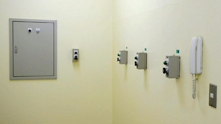 Apenas um desses botões acionam o alçapão para que o condenado seja enforcado, mas nenhum dos oficiais que apertam sabem qual é para evitar sentimentos de culpa