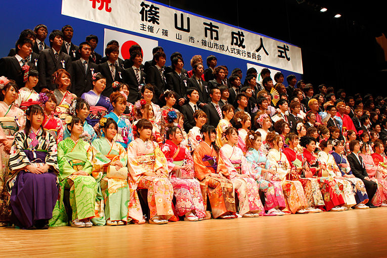 O Dia da Maioridade, Seijin no Hi (成人の日), é um feriado nacional que acontece na segunda segunda-feira de janeiro em todo o país