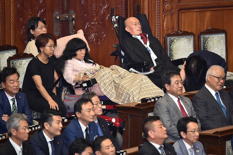 Em 2019, a comunidade de pessoas com necessidades especiais do Japão, uma população de aproximadamente 9,63 milhões de pessoas fizeram história ao eleger para a Dieta os parlamentares com severa deficiência Eiko Kimura (esquerda) e Yasuhiko Funago (direita)