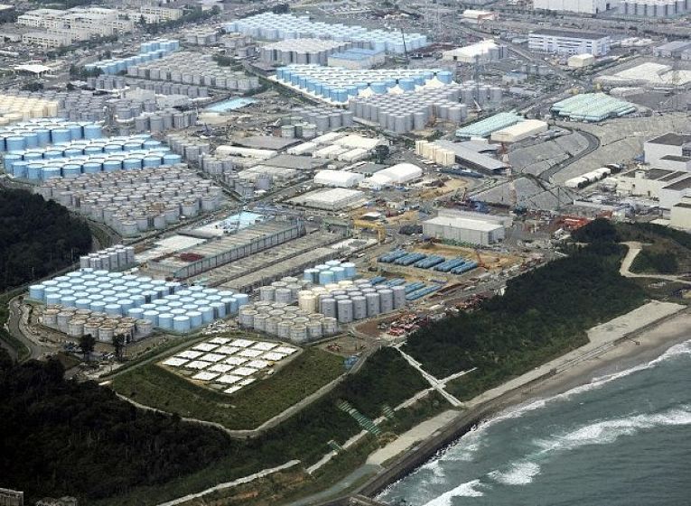 Imagem aérea de taques de água radioativa utilizadas para resfriar o combustível nuclear dos reatores danificados na planta de Fukushima Daiichi