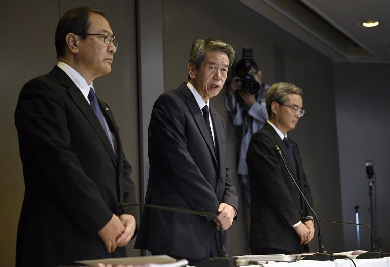 Hisao Tanaka (centro) renuncia ao cargo de CEO da Toshiba junto com outros dois executivos em coletiva de imprensa em 2015