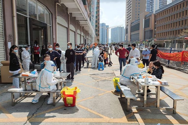 Confinamento de Shenzhen derrubou bolsa pela Ásia. SoftBank, uma grande investidora em empresas de tecnologia do hub chinês teve queda significativa nesta terça-feira