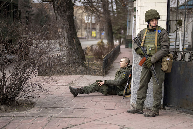 De acordo com a OMC (Organização Mundial do Comércio), as sanções econômicas impostas pelos países ocidentais e aliados à Rússia causará mais custos a economia mundial do que a própria guerra. Foto por Emilio Morenatti, AP/Shutterstock 