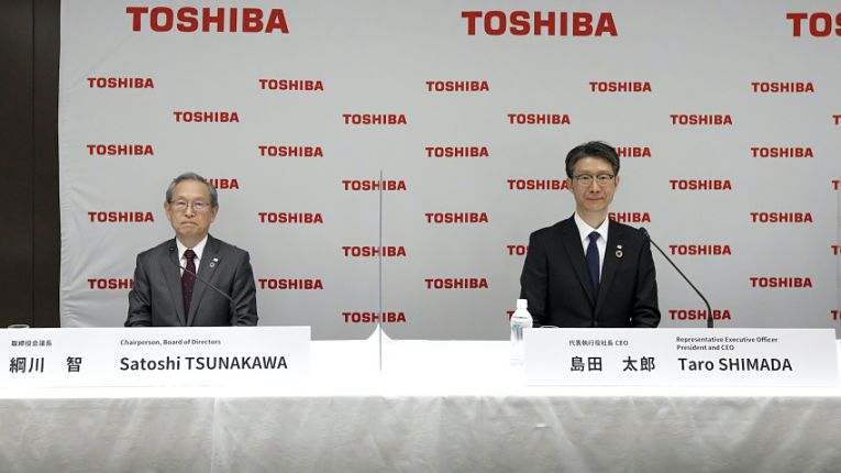 Entrevista coletiva de renúncia de Satoshi Tsunakawa e apresentação do novo CEO, Taro Shimada. Imagem por Toshiba Corporation