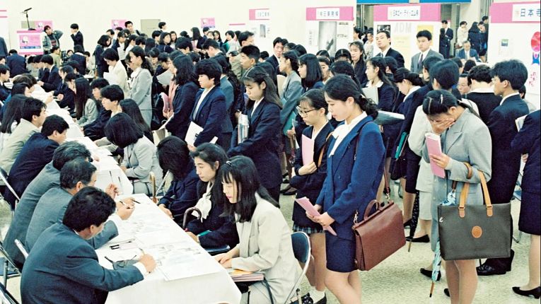 Entre 1990 e 2010, o Japão enfrentou uma crise econômica sem precedente na história moderna do país. Com isso, a precarização do trabalho aumento significativamente até os dias de hoje