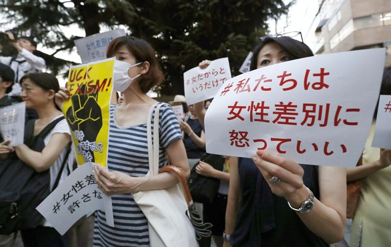 Mulheres protestam em frente a Tokyo Medical University após escândalo de sabotagem no resultado das provas femininas em prol de candidatos masculinos ser revelado
