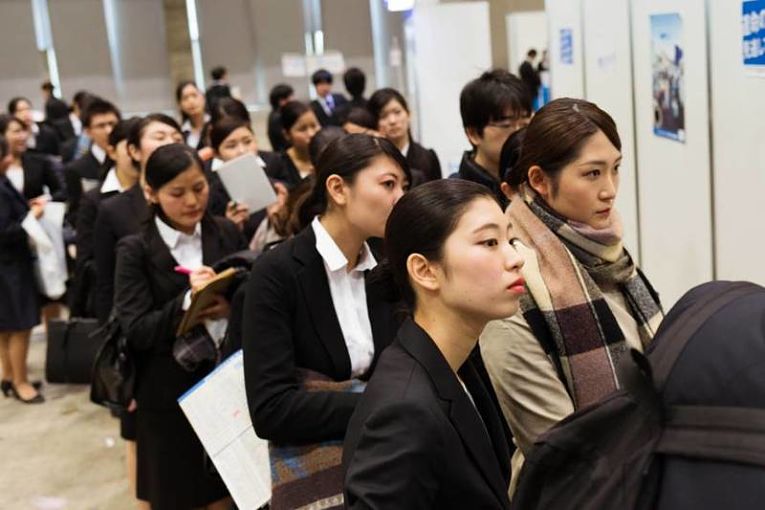 Da força de trabalho no Japão, 54% encontram-se em contratos temporários, portanto, sem estabilidade econômica e profissional