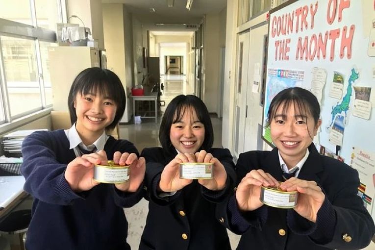 Integrantes do grupo de Ciência Marinha com a cavala em conserva aprovada pela JAXA em 2018