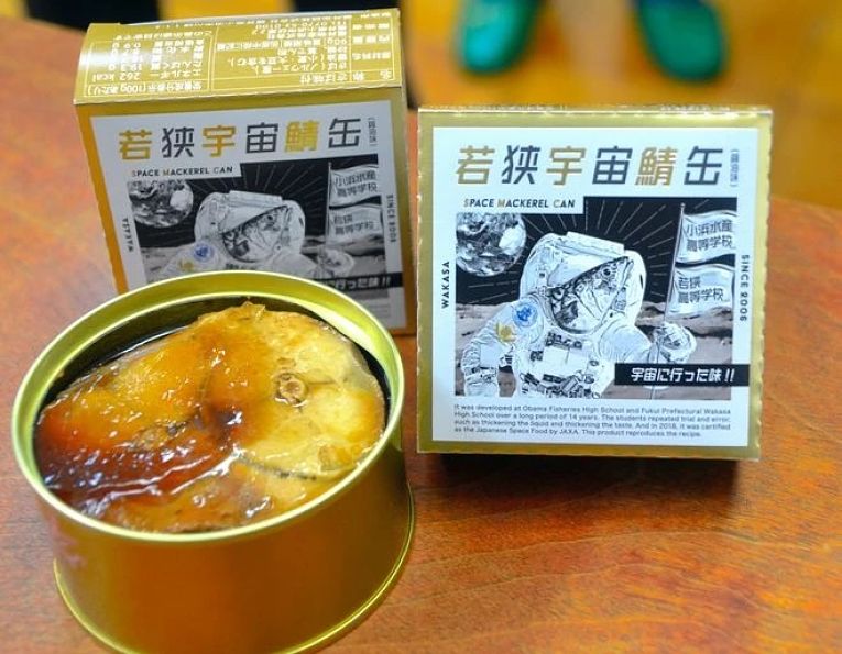 A embalagem do produto também foi desenvolvida pelo grupo de estudantes do grupo de Ciências Marinha da Wakasa High School