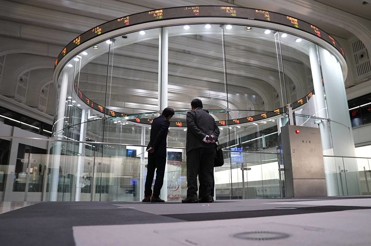 Muitos títulos a venda publicamente derruba o valor das ações e da venda do ativo, block trade é uma transação mais arriscada, mas pode ser benéfica para as partes envolvidas. Foto por Toru Hanai, Bloomberg