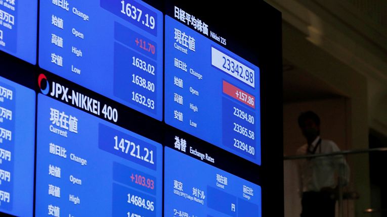 Anunciando a venda ao público pouco antes do encerramento do mercado foi a forma que supostamente os executivos foram capazes de manter o alto preço artificial dos ativos 
