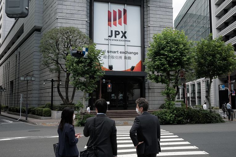 Aproximadamente 2.160 empresas estão listadas na Tokyo Stock Exchange’s First Section, entre elas, algumas contas supostamente manipuladas pelos executivos da SMBC. Foto por Soichiro Korimaya, Bloomberg
