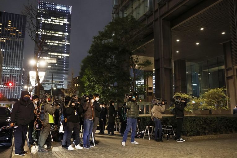 Quatro executivos foram levados em custódia pelos procuradores de Tokyo, dois nacionais e dois estrangeiros