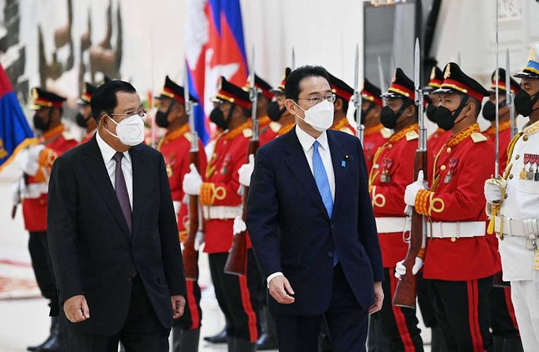 Primeiro-ministro japonês Fumio Kishida é recebido por seu homologo Hun Sen durante visita ao Camboja