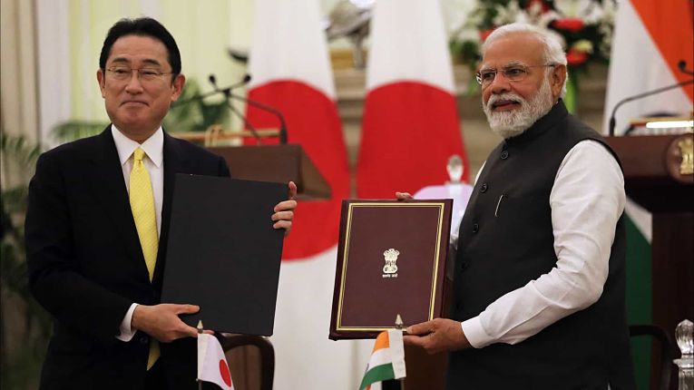 Fumio Kishida e Narenda Modi celebram acordos firmados durante o evento anual India-Japan Economic Forum