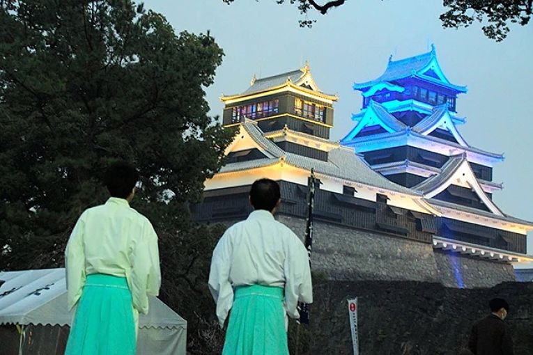 Castelo de Kumamoto com as cores da bandeira da Ucrânia em solidariedade a invasão russa