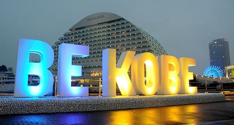 Cidade de Kobe com as cores da bandeira da Ucrânia em solidariedade em meio a guerra com a Rússia