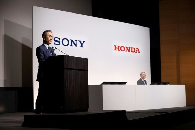 CEO da Sony Group, Kenishiro Yoshida (esquerda) e o CEO da Honda Motor, Toshihiro Mibe (direita) em evento de assinatura de memorando para a criação de uma joint venture entre as duas gigantes japoneses