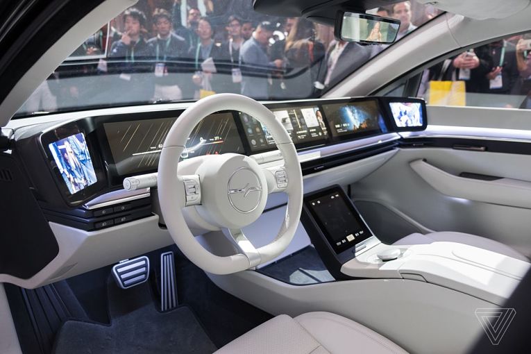 Console e interior do Vision-S, protótipo de EV da Sony exibido pela primeira vez em 2020 na feira Consumer Eletronic Show em Las Vegas