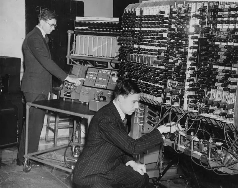 Alan Turing (agachado ao meio), criador do computador Christopher que ajudou a derrotar os nazistas na segunda guerra mundial, foi perseguido por ser homossexual pelo governo de seu país e morreu por suicídio após ser castrado quimicamente quando foi condenado pelas leis da era Vitoriana
