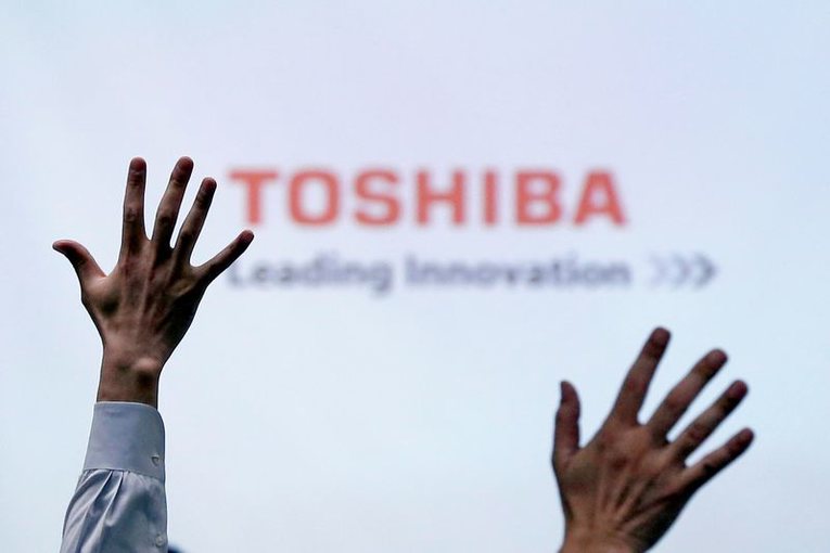 Por ser uma empresa pública de capital aberto, a Toshiba se financia com a venda de títulos no mercado, diferente de uma empresa estatal que é financiada diretamente com o dinheiro público