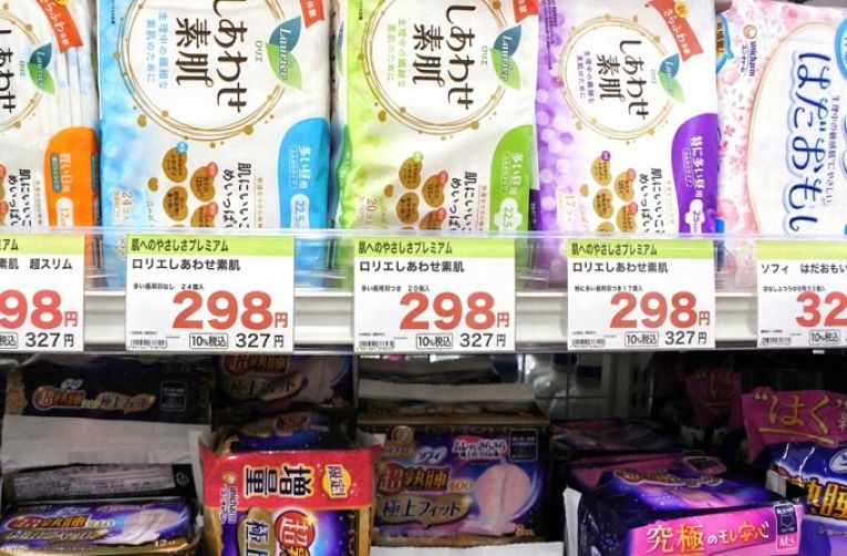 Preço de produtos de higiene pessoal, incluindo os voltado para a saúde íntima feminina sofreram aumento de impostos desde 2019 dificultando o acesso a muitas mulheres