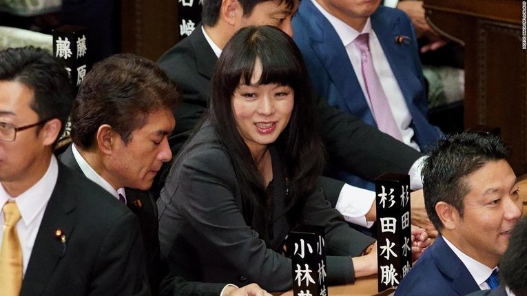 As mulheres ocupam cerca de 14% das cadeiras do parlamento japonês (Dieta) e 15% nas assembleias do país