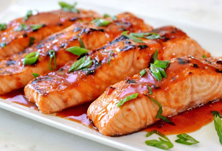 Receita de salmão com shoyu, gengibre e alho