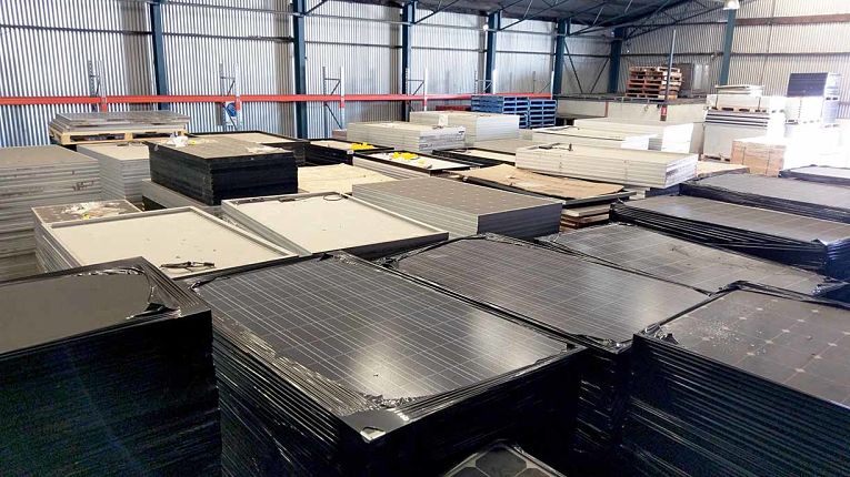 Com o fim da vida útil, avarias e problemas que comprometem o funcionamento do painel fotovoltaicos, galpões e outros armazéns estão recebendo mais descarte do que é capaz