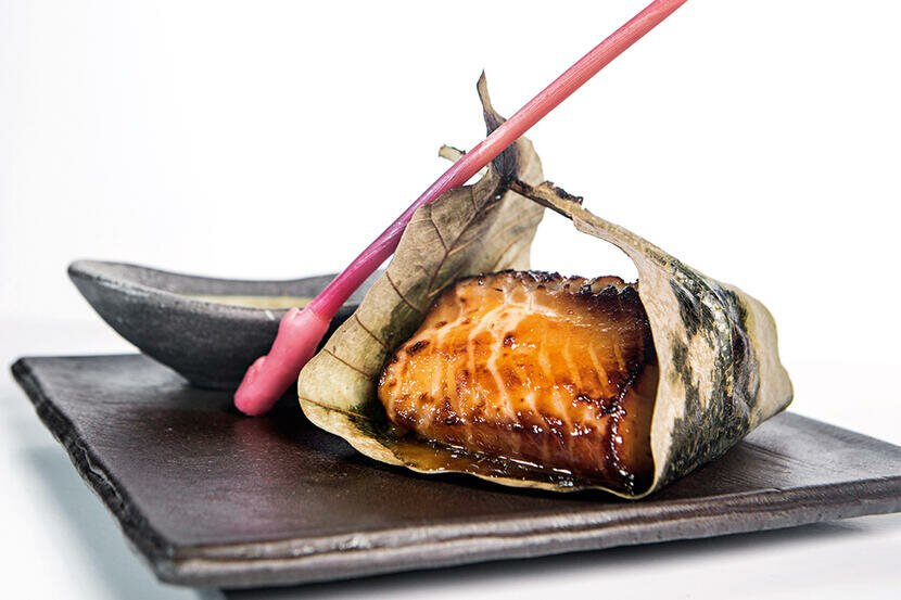 Bacalhau marinado servido em uma folha