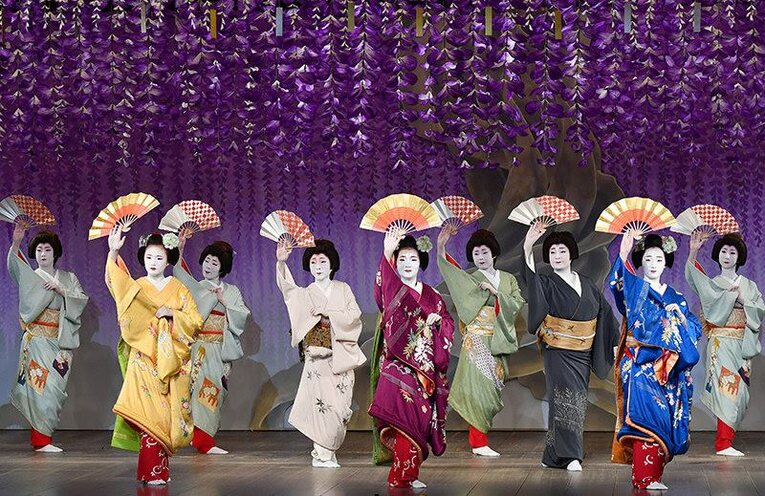 182ª apresentação das geishas e maikos durante o Kamogawa Odori no Ponto-chō Kaburenjo Theater