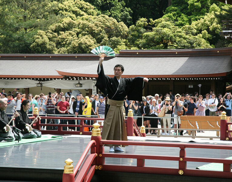 Apresentação no santuário Meiji Jingu durante o festival de primavera
