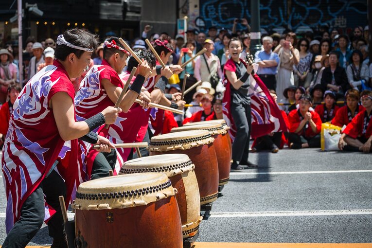 Participantes tocam as folclóricas músicas ohara-bushi e hanya-bushi