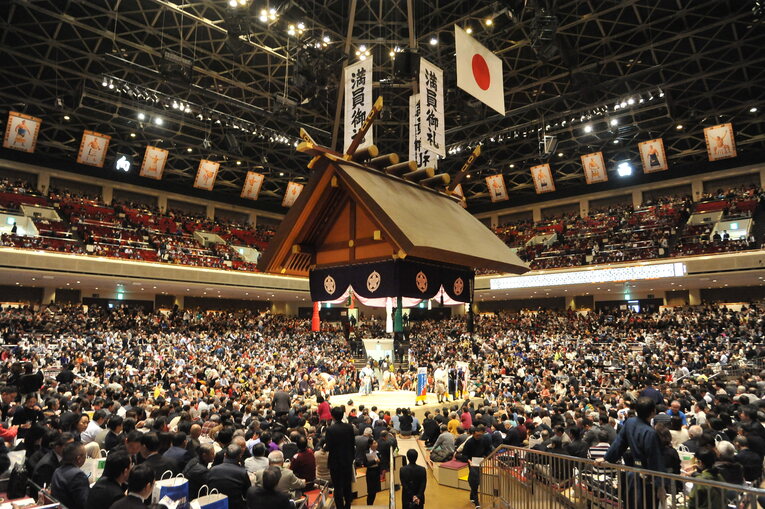 Ryogoku Kokugikan, estádio construído especificamente para abrigar a luta de corpo nacional, o sumô
