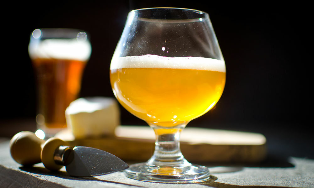 Taças de cerveja servido com queijo