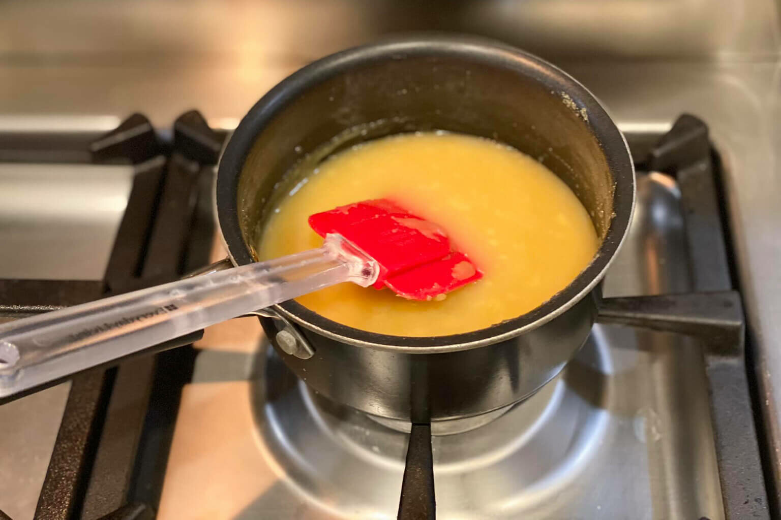 Fazendo o molho com missô para marinar os