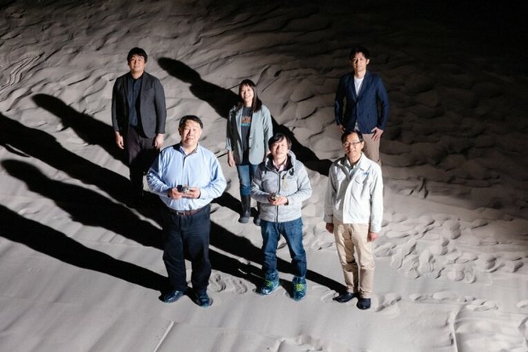 Desenvolvedores da Takara Tomy Ltd. com Kenta Hashiba  (canto superior direito) e Yosuke Yoneda (centro abaixo)