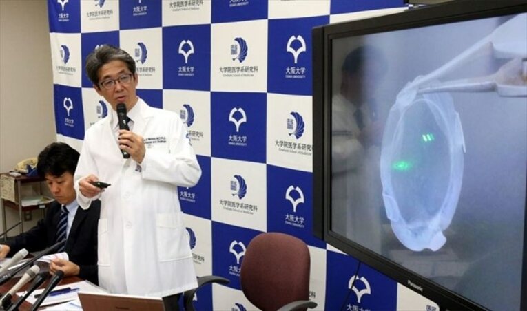 Professor Koji Nishida do departamento de oftalmologia da Universidade de Osaka apresenta córnea feita a partir de células iPS