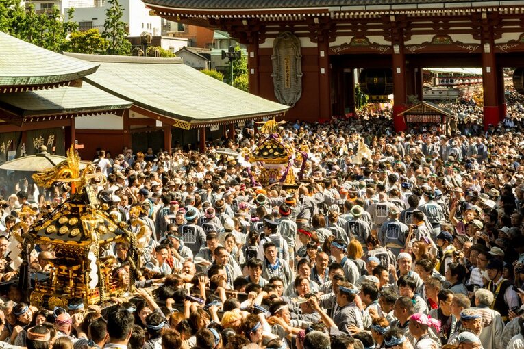 Cerca de 1,5 a 2 milhões de pessoas de todo o Japão participam do Sanja Matsuri todos os anos