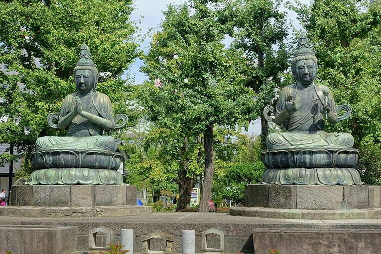 Estátua de Seishi Bosatsu (esquerda) e da Bodhisattva Kannon (direita)