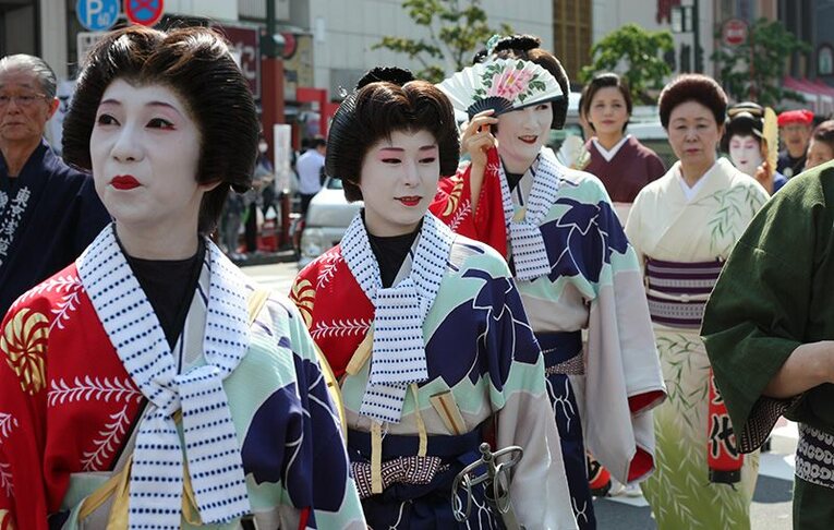 Geishas durante festival Sanja Matsuri se apresentam das 13:00 as 15:00