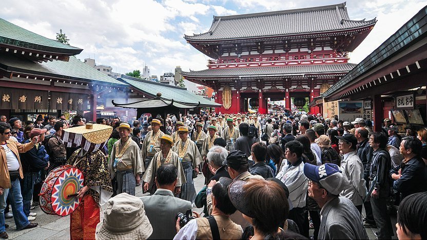 Procissão shintō abre o festival Sanja Matsuri