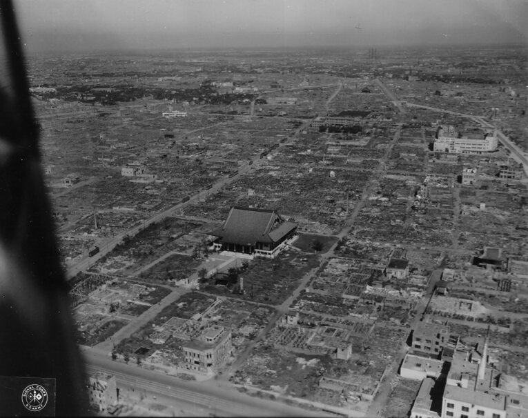 Asakusa-jinja Sensō-ji após a guerra em 1945
